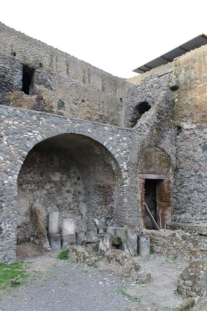 Herculaneum, March 2014. Sacred Area terrace, looking towards the north-west corner.
Foto Annette Haug, ERC Grant 681269 DÉCOR.
Above the north-west corner is an area with windows giving light and air to the rooms below the Casa dell’Albergo (III.1).